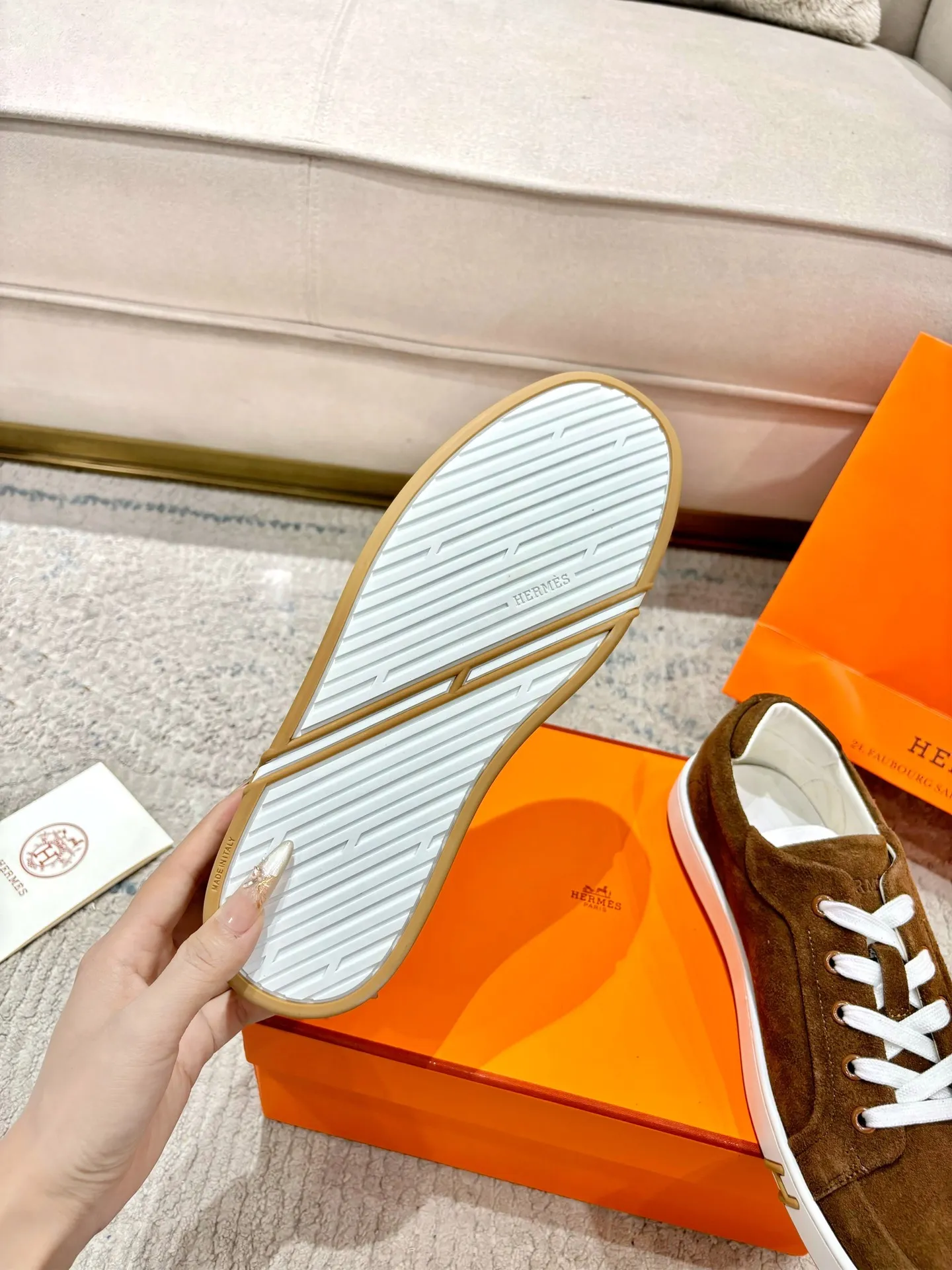 👟👟Ex-factory price 640👟👟 Men's model ➕10 Hermes·Hermès 2025ss new Lucky series men's leather loafers casual sports shoes for women Top version 🔝Original purchase, development and production👍🏻 This Hermès sports shoe is made of calfskin and suede goatskin, with iconic "H" details on the side, creating a dynamic and fashionable style. 💘 💜Material: original imported first-layer cowhide 💛Inner lining: original customized soft sheepskin 💚Sole: original molded non-slip TPU outsole ❤️Sole thickness: about 2.5cm 🤍Number of yards: 35-45👣 (40 for women and 45 for men, custom-made and non-refundable
